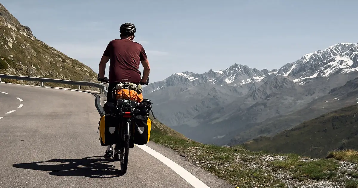 Fietsend naar de top van de Grote Sint Bernhard
